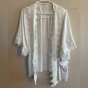 POL New with Tags White Short Embroidered Trim Kimono Cardigan size Small‎